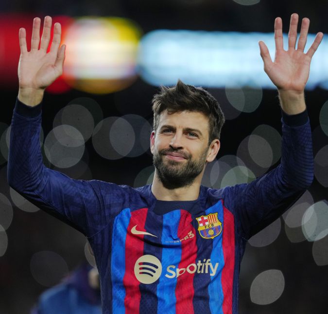 Diferentemente de Tom Brady, ex-marido de Shakira decide se aposentar e faz último jogo pelo Barcelona Agora com mais tempo, será que Gerard Piqué vai tentar reatar o casamento com a cantora?