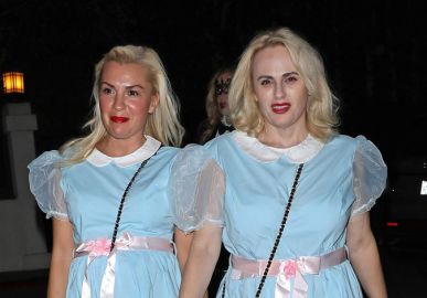 Após sete meses de namoro Rebel Wilson e Ramona Agruma ficam noivas, diz jornal