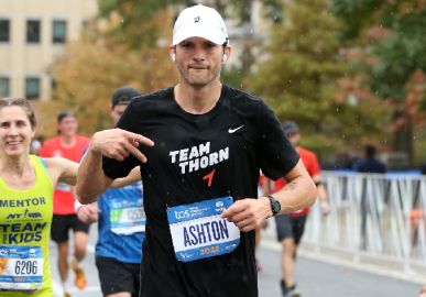 Ashton Kutcher participa de maratona para arrecadar fundos para sua instituição