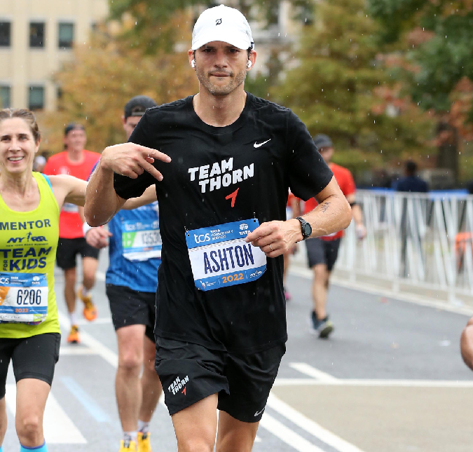 Ashton Kutcher participa de maratona para arrecadar fundos para sua instituição