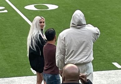 Tudo em paz? Após polêmicas, Kim Kardashian e Kanye West se falam durante jogo de futebol do filho Saint