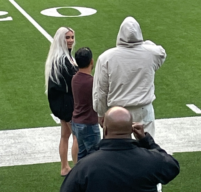 Tudo em paz? Após polêmicas, Kim Kardashian e Kanye West se falam durante jogo de futebol do filho Saint