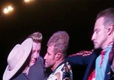 Abalados com a morte de Aaron Carter, integrantes de Backstreet Boys fazem homenagem ao irmão de Nick Carter durante <I>show</i>