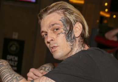 Ex-noiva de Aaron Carter previu a morte do ator e empregada impediu vizinhos médicos de prestarem socorro