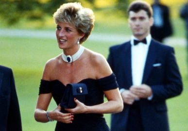 Vestido da vingança! <i>Look</i> emblemático de Lady Di estará na nova temporada de <i>The Crown</i>