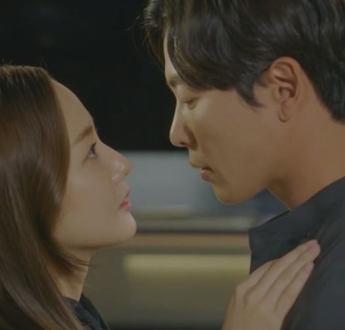 Um verdadeiro enemies to lovers! Em Sua Vida Privada, Sung Deok-Mi é uma dedicada curadora de arte que vê sua vida virando de cabeça para baixo depois de saber que seu novo chefe seria o arrogante e prepotente Ryan Gold. Depois de ser envolvida sem querer em uma polêmica com um astro do K-Pop, o chefe propõe fingir um relacionamento com ela até que a poeira abaixe. O que será que acontece? Só vendo para saber! Um verdadeiro enemies to lovers! Em Sua Vida Privada, Sung Deok-Mi é uma dedicada curadora de arte que vê sua vida virando de cabeça para baixo depois de saber que seu novo chefe seria o arrogante e prepotente Ryan Gold. Depois de ser envolvida sem querer em uma polêmica com um astro do K-Pop, o chefe propõe fingir um relacionamento com ela até que a poeira abaixe. O que será que acontece? Só vendo para saber!