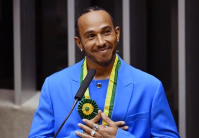 Lewis Hamilton recebe título de Cidadão Honorário Brasileiro e faz agradecimento em Português