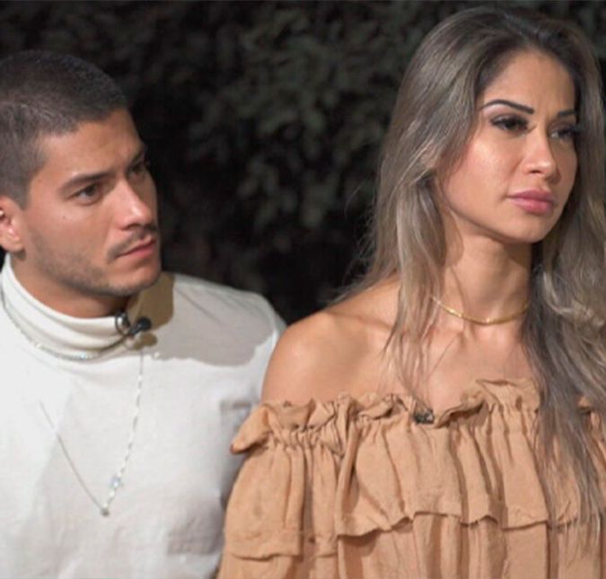 Arthur Aguiar e Maíra Cardi anunciaram que não estão mais juntos (mais uma vez). Por conta disso, a polêmica história dos dois vem sido relembrada. Ainda mais depois da informação de Fábia Oliveira, que afirma que antes mesmo de entrar para o confinamento do BBB22, o cantor estaria com as asas soltinhas por aí. Caso você se não lembre, o relacionamento dos dois foi marcado com muitas polêmicas envolvendo traições por parte do artista e, segundo a colunista, a relação chegou mesmo ao fim porque Maíra teria descoberto novas traições de Arthur Aguiar. Fábia Oliveira cravou que o pãozinho estaria se relacionando com outras mulheres antes de entrar para o confinamento do BBB22 e teria encontrado até uma delas três dias antes do pré-confinamento do programa. Maíra, então, descobriu as traições por meio de um vídeo que chegou a ela no dia que o até então marido teria se tornado campeão do reality show. A coach teve certeza de se tratar de um registro bem recente por conta do corte de cabelo de Arthur Aguiar - que foi o mesmo que ele entrou na casa mais vigiada do Brasil. A colunista ainda afirmou que o ator estaria, mais uma vez, empenhado em reverter a crise, mas que Cardi está irredutível. A seguir, entenda as polêmicas envolvendo o relacionamento de Arthur Aguiar com Maíra Cardi!