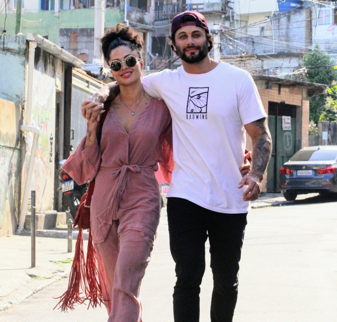 Aline Campos e Jesus Luz surgem emocionados nas redes sociais e anunciam: <i>Nosso filho tá vindo</i>