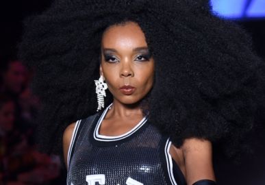 Thelma Assis tem reação inusitada ao ver sua foto nas redes sociais de Halle Bailey: <i>Eu estou a uma pessoa da Beyoncé</i>