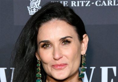 Aos 60 anos de idade, Demi Moore revela que aprendeu a valorizar amizades femininas: <i>- São essenciais para o meu bem-estar</i>