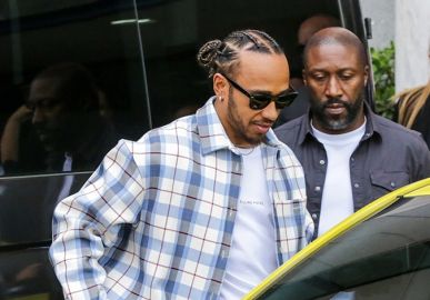 Lewis Hamilton ganha mural feito por Eduardo Kobra e visita escola estadual em São Paulo