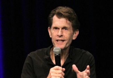 Kevin Conroy, dublador de <i>Batman</i>, morre aos 66 anos de idade