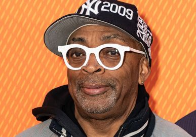Spike Lee posa ao lado de estátua de Michael Jackson em favela carioca