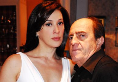Claudia Raia e Ary Fontoura posam juntos 14 após o lançamento de <i>A Favorita</i>; veja o clique!