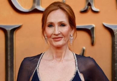 J. K. Rowling diz que escrever saga <i>Harry Potter</i> a ajudou a lidar com problemas de saúde mental