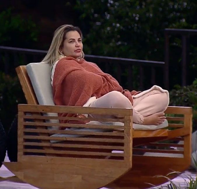 A madrugada deste domingo, dia 13, contou com muitas conversas no grupo A