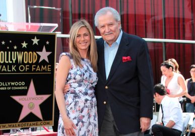 Jennifer Aniston lamenta morte do pai, o ator John Aniston: <i>Não deixe de visitar</i>