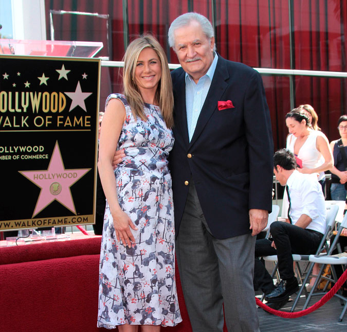Jennifer Aniston lamenta morte do pai, o ator John Aniston: <i>Não deixe de visitar</i>