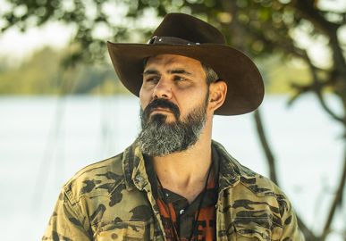 Esposa de Juliano Cazarré volta para casa após ficar cinco meses com a filha no hospital