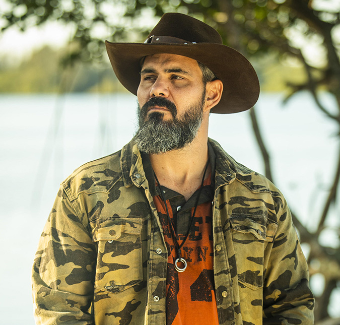 Esposa de Juliano Cazarré volta para casa após ficar cinco meses com a filha no hospital
