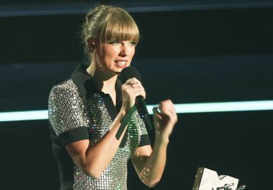 Taylor Swift é a grande vencedora <i>MTV EMA 2022</i> e Manu Gavassi desbanca Anitta