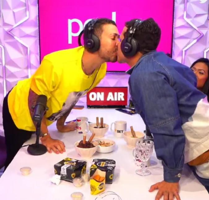 Após separação, Carlinhos Maia e Lucas Guimarães dão selinho em <i>podcast</i>