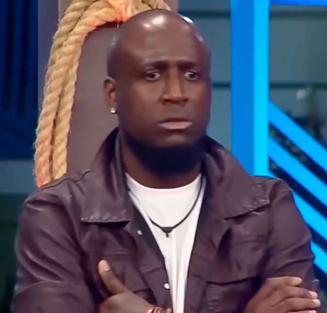 O cantor André Marinho foi acionado judicialmente para pagar a pensão de sua filha de um ano de idade, fruto de um relacionamento extraconjugal com a empresária Tailane Peixoto. O ex-integrante do extinto grupo Br'Oz, casado com a bailarina Drika Marinho, que é mãe de dois de seus filhos, foi acusado de irregularidades no pagamento de pensão alimentícia da pequena. Na época, Drika perdoou a traição, pouco tempo após o caso vir à tona. De acordo com a colunista Fábia Oliveira, do jornal O Dia, Tailane abriu o processo após tentativas em vão de um acordo extrajudicial referente ao valor da pensão, e agora busca na Justiça definir data e valor fixos para os pagamentos, além acordar de forma oficial o período de visitas da filha com o pai, caso ele queira. O cantor André Marinho foi acionado judicialmente para pagar a pensão de sua filha de um ano de idade, fruto de um relacionamento extraconjugal com a empresária Tailane Peixoto. O ex-integrante do extinto grupo Br'Oz, casado com a bailarina Drika Marinho, que é mãe de dois de seus filhos, foi acusado de irregularidades no pagamento de pensão alimentícia da pequena. Na época, Drika perdoou a traição, pouco tempo após o caso vir à tona. De acordo com a colunista Fábia Oliveira, do jornal O Dia, Tailane abriu o processo após tentativas em vão de um acordo extrajudicial referente ao valor da pensão, e agora busca na Justiça definir data e valor fixos para os pagamentos, além acordar de forma oficial o período de visitas da filha com o pai, caso ele queira.