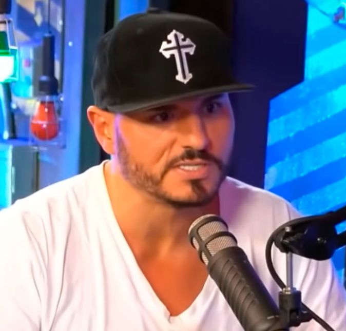 Carlinhos Silva, o antigo Mendigo do Pânico, ficou foragido da Justiça por não pagar a pensão alimentícia de seu filho, Arthur Henrique, de oito anos de idade. A dívida se aproximava de 650 mil reais. Arthur é fruto do antigo relacionamento entre Carlinhos e Aline Hauck. Segundo o próprio artista, em entrevista ao programa Fofocalizando, a briga na Justiça com a ex já existe há seis anos, mas eles nunca entram em um acordo: - Parei de pagar a pensão porque não existe penitência para a mulher. A Justiça e a mãe do meu filho não me respeitam. Acabaram com a minha família, não sei o que meu filho pensa de mim. Por que tenho que respeitar a Justiça se ela não me respeita?, declarou o humorista ao programa. Carlinhos Silva, o antigo Mendigo do Pânico, ficou foragido da Justiça por não pagar a pensão alimentícia de seu filho, Arthur Henrique, de oito anos de idade. A dívida se aproximava de 650 mil reais. Arthur é fruto do antigo relacionamento entre Carlinhos e Aline Hauck. Segundo o próprio artista, em entrevista ao programa Fofocalizando, a briga na Justiça com a ex já existe há seis anos, mas eles nunca entram em um acordo: - Parei de pagar a pensão porque não existe penitência para a mulher. A Justiça e a mãe do meu filho não me respeitam. Acabaram com a minha família, não sei o que meu filho pensa de mim. Por que tenho que respeitar a Justiça se ela não me respeita?, declarou o humorista ao programa.