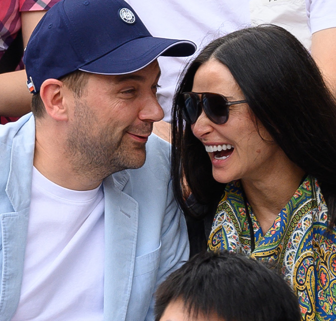 Aos 60 anos de idade, Demi Moore termina namoro de quase um ano com <i>chef</i>: -<I>Feliz e curtindo os filhos</i>