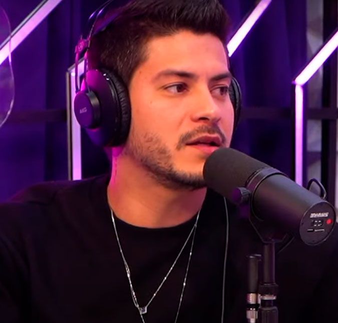 Arthur Aguiar está sempre na mira de altas polêmicas. Durante um final de semana de descanso, o cantor decidiu compartilhar uma mensagem de um fã que estava indignado com os haters. O Arthur não pode cantar, não pode atuar, não pode fazer p***a nenhuma que esse pessoal enche o saco. O desrespeito está gritando (...) Arthur não cometeu nenhum crime, deixa ele em paz escreveu o seguidor. Logo em seguida, o ex-parceiro de Maíra Cardi complementou o desabafo e deu um chega pra lá nos haters dizendo: Também não consigo entender. Não conseguiram me derrubar no BBB e não vão conseguir também agora. Voltaremos mais forte que nunca. Arthur Aguiar está sempre na mira de altas polêmicas. Durante um final de semana de descanso, o cantor decidiu compartilhar uma mensagem de um fã que estava indignado com os haters. O Arthur não pode cantar, não pode atuar, não pode fazer p***a nenhuma que esse pessoal enche o saco. O desrespeito está gritando (...) Arthur não cometeu nenhum crime, deixa ele em paz escreveu o seguidor. Logo em seguida, o ex-parceiro de Maíra Cardi complementou o desabafo e deu um chega pra lá nos haters dizendo: Também não consigo entender. Não conseguiram me derrubar no BBB e não vão conseguir também agora. Voltaremos mais forte que nunca.