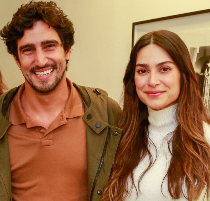 Grávida, Thaila Ayala é surpreendida pelo marido após voltar de viagem: <i>Pra sempre sua flor</u>