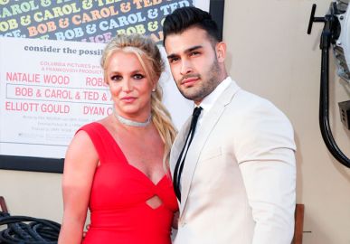 Britney Spears se irrita ao ser surpreendida por marido fazendo <i>live: - Não quero falar com eles agora</i>