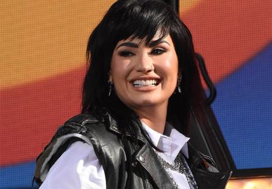 Demi Lovato chama a atenção dos fãs ao postar foto com barriguinha definida