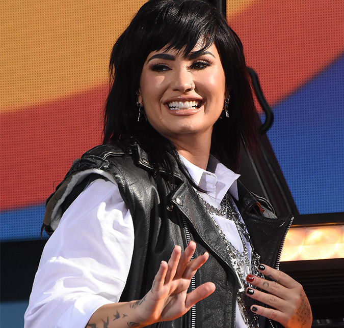 Demi Lovato chama a atenção dos fãs ao postar foto com barriguinha definida