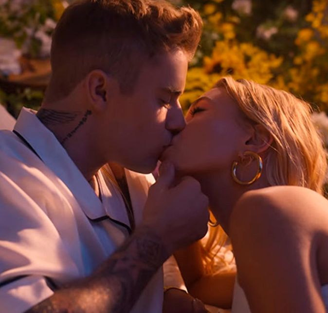 Justin não cansa de dizer que a esposa é sua maior fonte de inspiração na hora de criar músicas e videoclipes. Inclusive, ela até virou a musa de alguns deles, como Anyone. O vídeo mostra momentos de intimidades com a modelo enquanto estão na estrada.