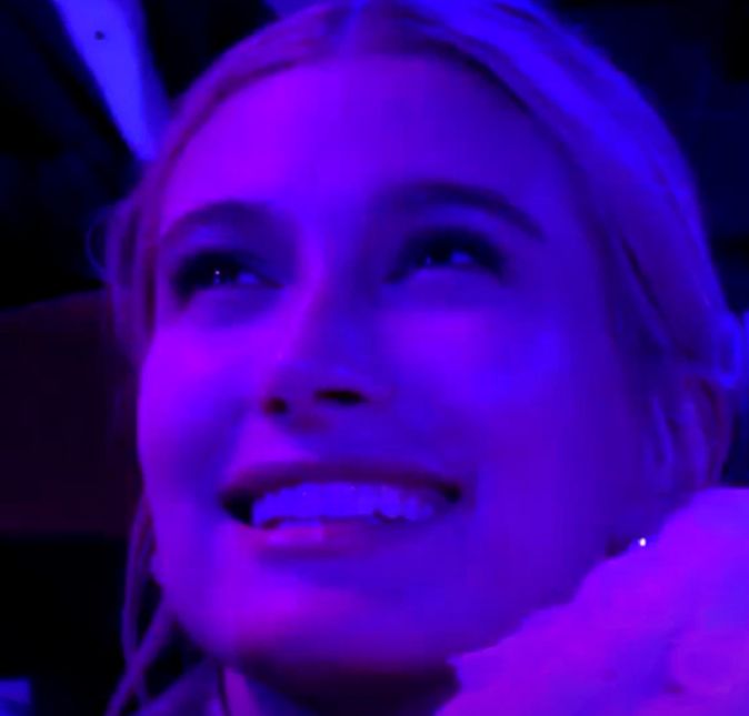 E Hailey viveu um momento de fã durante a cerimônia. Quem gosta do cantor, sabe que, durante anos, ele chamava uma admiradora que estava na plateia de seus shows para sentar no banquinho e ouvi-lo cantar a música One Less Lonely Girl. Agora que o coração do artista tem dona, ela fez a serenata para a esposa enquanto estava rolando a festa após o casamento.