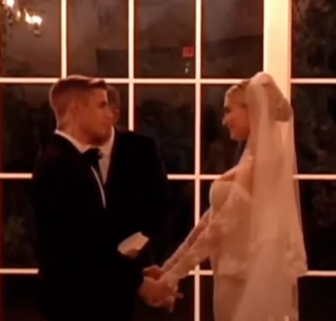 Em fevereiro de 2016 veio a confirmação do relacionamento. Em entrevista à GQ, Justin disparou: Eu realmente a amo. Passamos muito tempo juntos. Dois anos depois, o cantor pediu Hailey em casamento durante a viagem pelas Bahamas. E não demorou muito para eles trocarem as alianças, viu. Em setembro de 2019, os pombinhos subiram ao altar no casamento luxuoso.