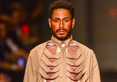 Ícaro Silva volta ao <I>SPFW</i> e desfila para grife <I>João Pimenta</i>