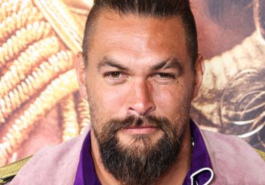 Jason Momoa posa com o bumbum de fora e agita <i>web</i>; veja o clique!