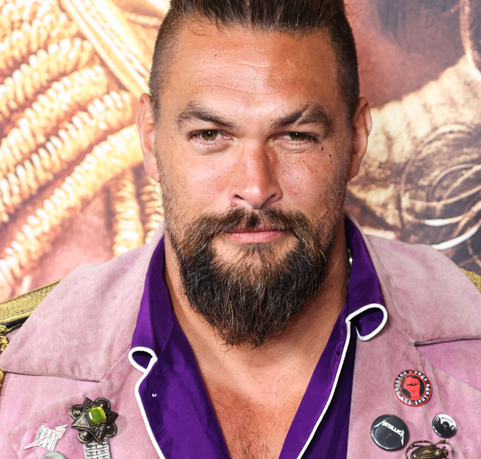 Jason Momoa posa com o bumbum de fora e agita <i>web</i>; veja o clique!