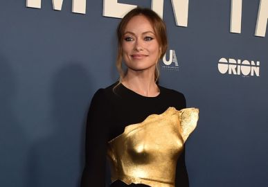 Olivia Wilde usa vestido diferentão com folha dourada