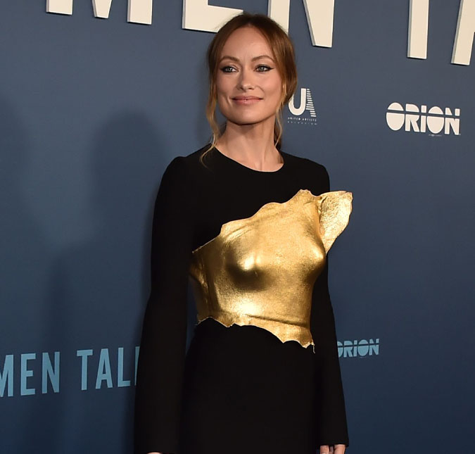 Olivia Wilde usa vestido diferentão com folha dourada