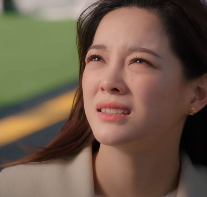 Dedicação é com ela mesma! Em qualquer área que se aventure, Kim Se-Jeong sempre dá o seu melhor - o que podemos comprovar em Pretendente Surpresa/i>. Na produção da Netflix, a ex-integrante do Gugudan e atual cantora solo dá vida a uma personagem que vai a um encontro às cegas se passando pela amiga visando rejeitar o pretendente. No entanto, o plano dá errado e ela acaba aceitando uma proposta de namoro falso com o bonitão para enganar o avô dele que quer ver o neto casado. Dedicação é com ela mesma! Em qualquer área que se aventure, Kim Se-Jeong sempre dá o seu melhor - o que podemos comprovar em Pretendente Surpresa/i>. Na produção da Netflix, a ex-integrante do Gugudan e atual cantora solo dá vida a uma personagem que vai a um encontro às cegas se passando pela amiga visando rejeitar o pretendente. No entanto, o plano dá errado e ela acaba aceitando uma proposta de namoro falso com o bonitão para enganar o avô dele que quer ver o neto casado.