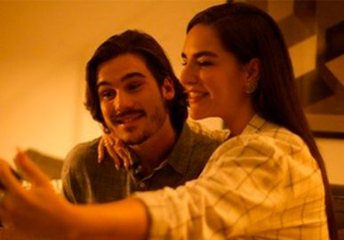 Filme estrelado por Nicolas Prattes, Romulo Arantes Neto, Kéfera Buchmann e Duda Santos ganha <i>trailer</i> e data de estreia