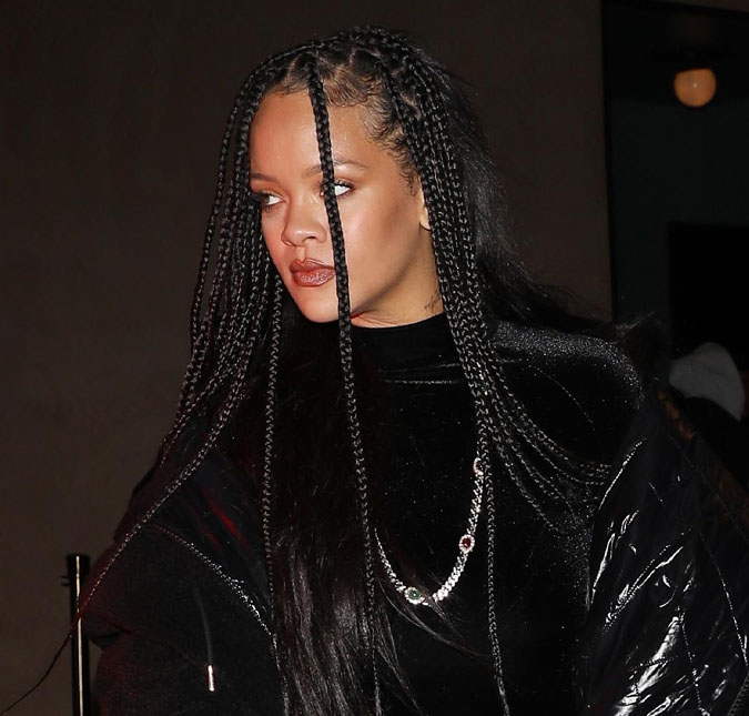 De lingerie preta, Rihanna ostenta corpão em vídeo nas redes sociais: <i>Deusa</i>