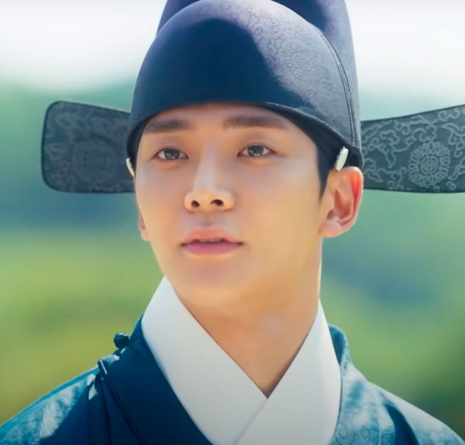 Engajado na atuação, Ro-Woon do SF9 está sempre presente nas telinhas. Em O Rei de Porcelana, o cantor interpretou um aristocrata que se se apaixona pelo rei da Dinastia Joseon - a história vai ficando cada vez mais complicada, pois o rei é, na verdade, uma mulher que assumiu a identidade do irmão após a morte dele. Para completar, os dois protagonistas já se conheciam desde que eram crianças. Engajado na atuação, Ro-Woon do SF9 está sempre presente nas telinhas. Em O Rei de Porcelana, o cantor interpretou um aristocrata que se se apaixona pelo rei da Dinastia Joseon - a história vai ficando cada vez mais complicada, pois o rei é, na verdade, uma mulher que assumiu a identidade do irmão após a morte dele. Para completar, os dois protagonistas já se conheciam desde que eram crianças.