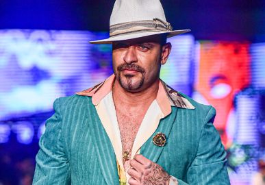 Diogo Nogueira desfila pela primeira vez na <I>SPFW</i> e enche a passarela de samba