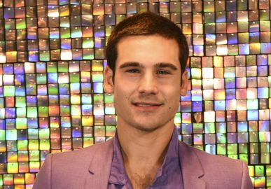 Nicolas Prattes conta história do amuleto que o protegeu do incêndio na Globo: <i>Eterno renascimento das cinzas</i>