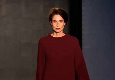 Sílvia Pfeifer volta às passarelas e desfila pela grife <i>Neriage</i>, no quarto dia de <i>SPFW</i>